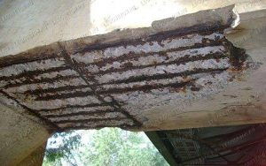 постепенное разрушение несущей бетонной конструкции при развитии процесса коррозии арматуры. Потеря несущей способности строения.