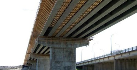 стеклопластиковая арматура при строительстве моста реке Красная