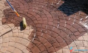 долговечная обработка печатного бетона и тротуарной плитки упрочняющим лаком