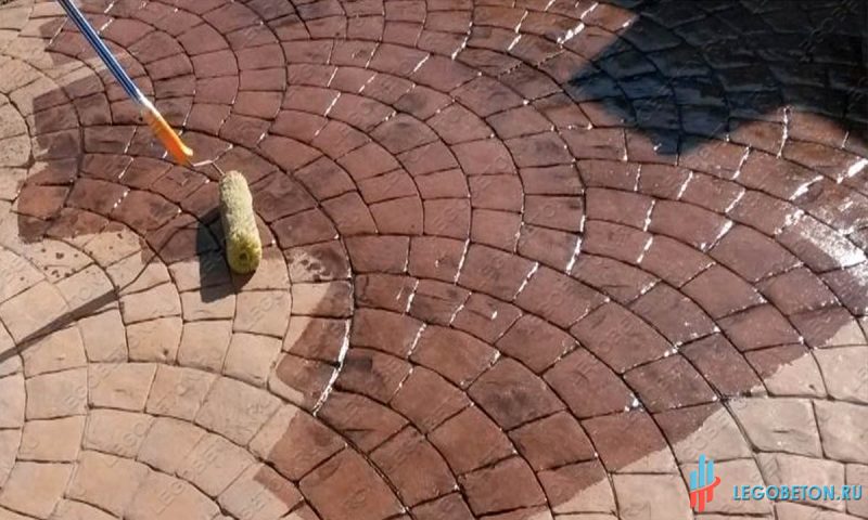 долговечная обработка печатного бетона и тротуарной плитки упрочняющим лаком