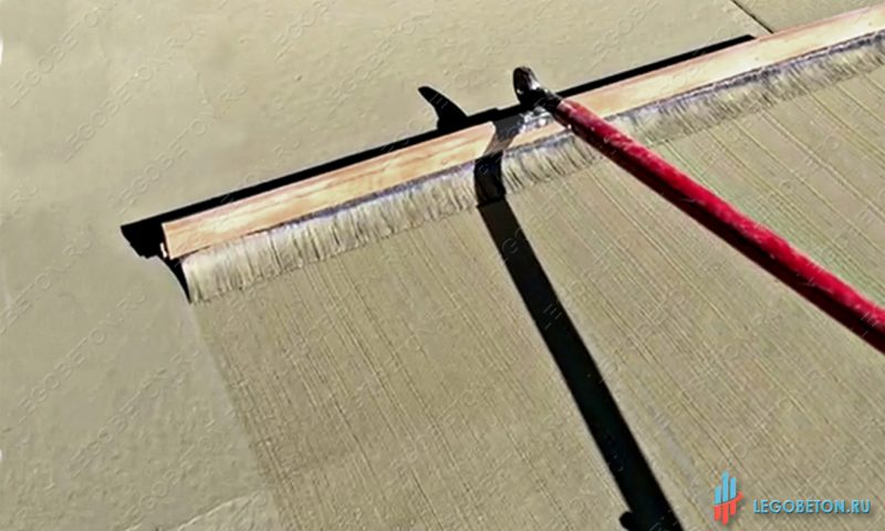 щетка для браширования с поворотным механизмом - пример браширования бетона