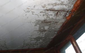 финальная стадия коррозии металлической арматуры с разрушением защитного бетонного слоя. Выход ржавчины на поверхность бетонной плиты перекрытия. Частичная потеря несущей способности.